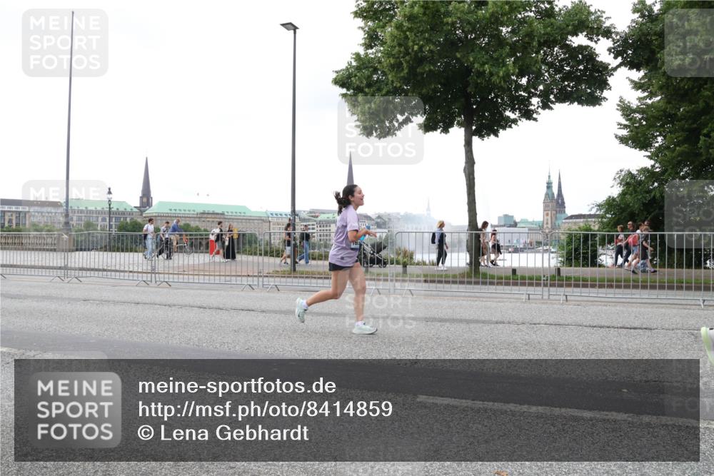 29.06.2025 - hella hamburg halbmarathon Lena Gebhardt http://msf.ph/oto/8414859 29.06.2025 10:51:28 Lombardsbrücke 1203, 1404, 1478, 1617, 1997, 2202, 2308, 2380, 2484, 2485, 2593, 2736, 2778, 3240, 3934, 3991, 4156, 4652, 4713, 4748, 4808, 4878, 4920, 5286, 5289, 5291, 5357, 5394, 5530, 5716, 5717, 6007, 6091, 6885, 6945, 6947, 6954, 6961, 7012, 7769, 7770, 7771, 7841, 7871, 7992, 8040, 8125, 8399, 8410, 8672, 9166, 9167, 9340, 9462, 9582, 9583, 9763, 10496, 10521, 10830, 11034, 11052, 11252, 11268, 11575, 11875 meine-sportfotos.de