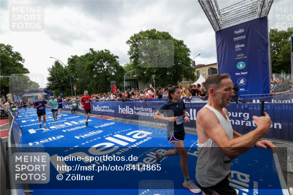 29.06.2025 - hella hamburg halbmarathon Zöllner http://msf.ph/oto/8414865 29.06.2025 10:48:42 Ziel 1163, 1176, 2213, 4553, 5421, 9538, 10859, 11579, 14511, 15384, 15573, 17127, 18815 meine-sportfotos.de