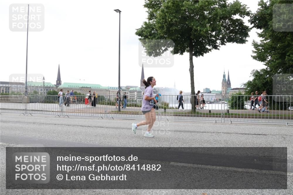 29.06.2025 - hella hamburg halbmarathon Lena Gebhardt http://msf.ph/oto/8414882 29.06.2025 10:51:28 Lombardsbrücke 1203, 1404, 1478, 1617, 1997, 2202, 2308, 2380, 2484, 2485, 2593, 2736, 2778, 3240, 3934, 3991, 4156, 4652, 4713, 4748, 4808, 4878, 4920, 5286, 5289, 5291, 5357, 5394, 5530, 5716, 5717, 6007, 6091, 6885, 6945, 6947, 6954, 6961, 7012, 7769, 7770, 7771, 7841, 7871, 7992, 8040, 8125, 8399, 8410, 8672, 9166, 9167, 9340, 9462, 9582, 9583, 9763, 10496, 10521, 10830, 11034, 11052, 11252, 11268, 11575, 11875 meine-sportfotos.de