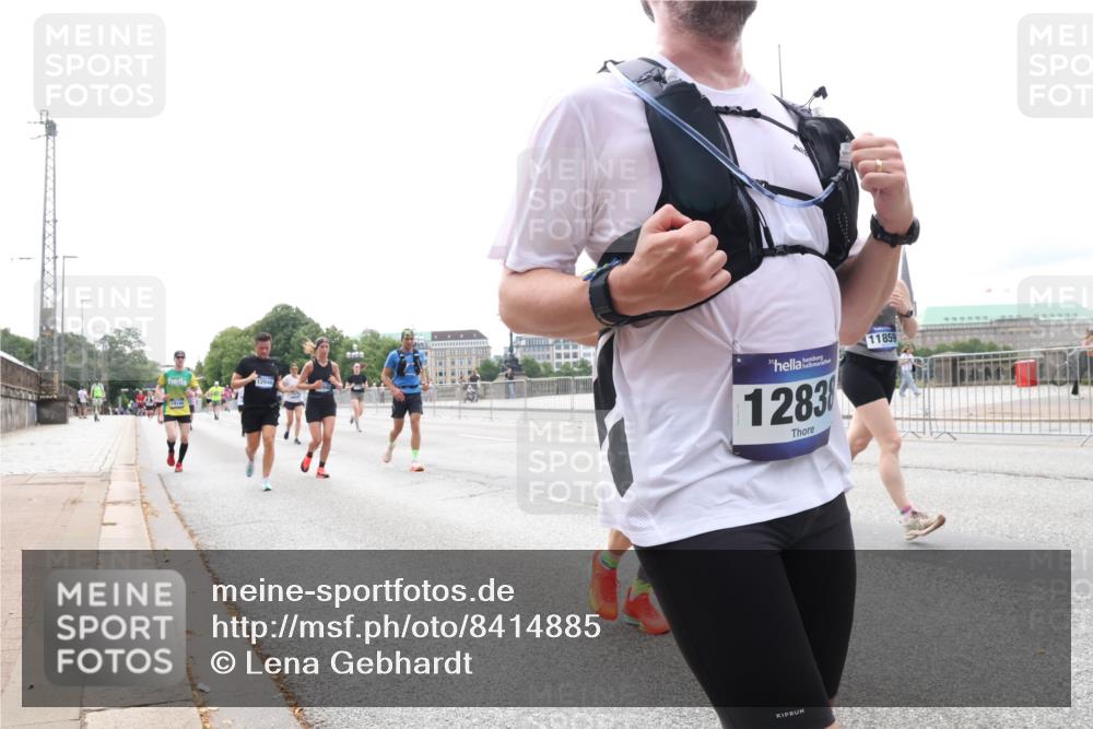 29.06.2025 - hella hamburg halbmarathon Lena Gebhardt http://msf.ph/oto/8414885 29.06.2025 10:26:07 Lombardsbrücke 12946, 12838, 11859, 1305, 1479, 1481, 3343, 3617, 3765, 4267, 4268, 4315, 4378, 4797, 5497, 6159, 6663, 8276, 8306, 8357, 8674, 8881, 8942, 10104, 10219, 11107, 11139, 11596, 11699, 11828, 11859, 12074, 12505, 12826, 12827, 12838, 12945, 12946, 13653, 14063, 14179, 14223, 14356, 14726, 14936, 16289, 16354, 16381, 16927, 17369, 17712, 19144 meine-sportfotos.de