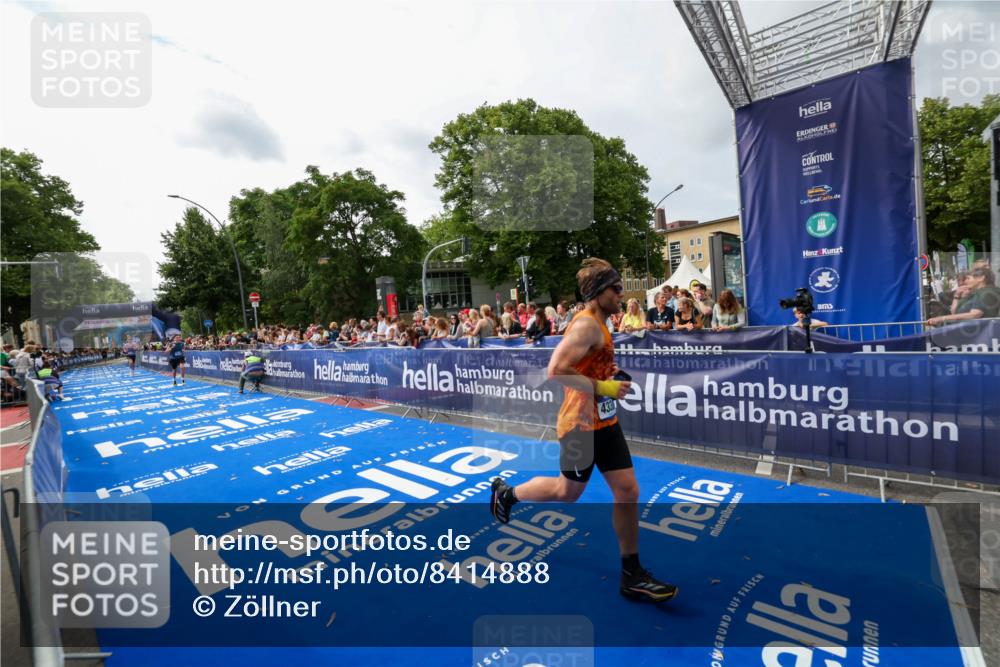 29.06.2025 - hella hamburg halbmarathon Zöllner http://msf.ph/oto/8414888 29.06.2025 10:25:46 Ziel 4338, 11228, 14107 meine-sportfotos.de