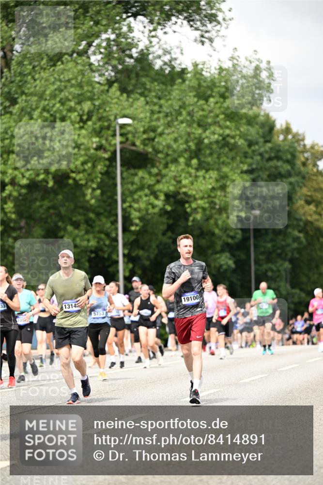 29.06.2025 - hella hamburg halbmarathon Dr. Thomas Lammeyer http://msf.ph/oto/8414891 29.06.2025 10:45:02 Kennedybrücke 1018, 1037, 1075, 1323, 2042, 2109, 2254, 2299, 3293, 3306, 3432, 3607, 3810, 4612, 4906, 5059, 5351, 5753, 6076, 6098, 6163, 6229, 6363, 6806, 7108, 7956, 8378, 8429, 8430, 8739, 8815, 9195, 9237, 9946, 9962, 10166, 10474, 10920, 10940, 11053, 11176 meine-sportfotos.de