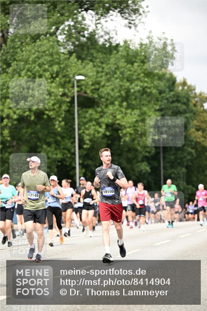 29.06.2025 - hella hamburg halbmarathon Dr. Thomas Lammeyer http://msf.ph/oto/8414904 29.06.2025 10:45:02 Kennedybrücke 1018, 1037, 1075, 1323, 2042, 2109, 2254, 2299, 3293, 3306, 3432, 3607, 3810, 4612, 4906, 5059, 5351, 5753, 6076, 6098, 6163, 6229, 6363, 6806, 7108, 7956, 8378, 8429, 8430, 8739, 8815, 9195, 9237, 9946, 9962, 10166, 10474, 10920, 10940, 11053, 11176 meine-sportfotos.de