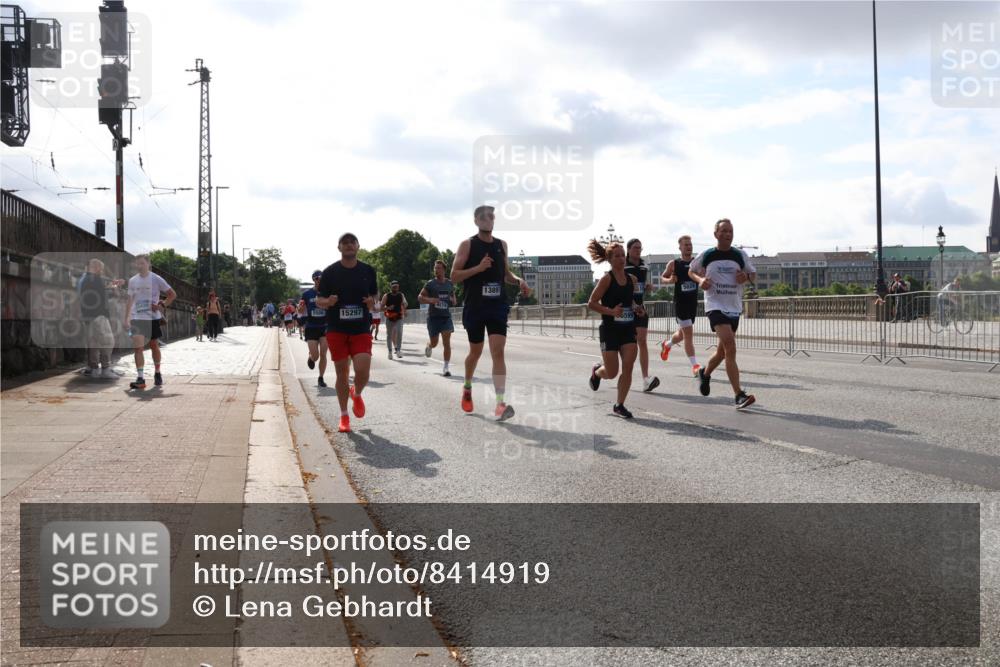 29.06.2025 - hella hamburg halbmarathon Lena Gebhardt http://msf.ph/oto/8414919 29.06.2025 09:50:48 Lombardsbrücke 15420, 15297, 8574, 13891, 500, 1209, 1358, 1441, 1677, 1688, 1697, 1700, 1882, 1962, 2546, 2568, 2675, 2719, 2826, 3056, 3626, 3947, 4205, 4229, 4380, 4398, 4893, 5026, 5087, 5472, 5506, 5508, 5745, 5752, 5791, 5803, 5916, 6080, 6429, 6458, 6529, 6639, 6649, 6686, 6687, 7026, 7110, 7116, 7284, 7635, 8091, 8122, 8450, 8574, 8958, 8966, 9017, 9116, 9365, 9380, 9833, 10064, 10193, 10218, 10469, 10783, 10922, 11281, 11284, 11305, 11379 meine-sportfotos.de