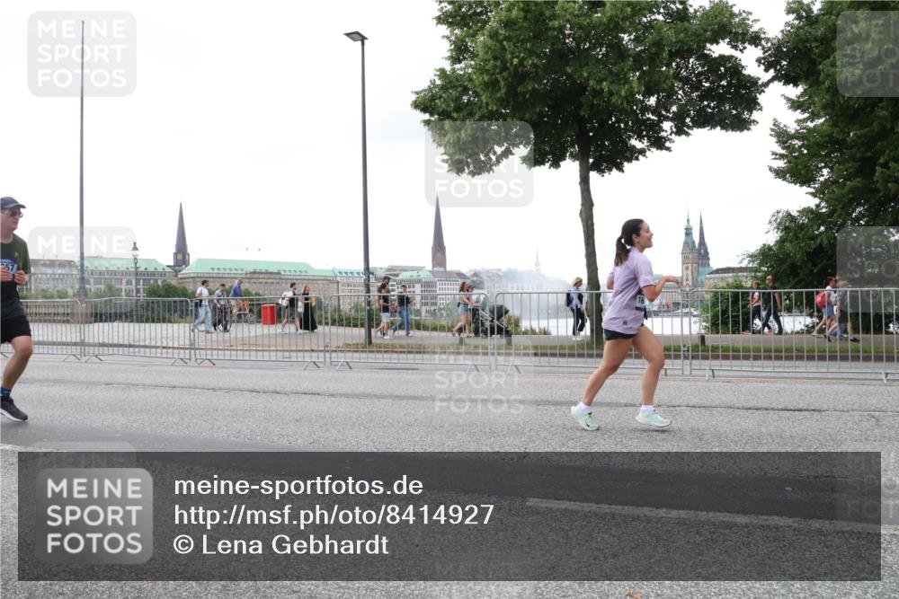 29.06.2025 - hella hamburg halbmarathon Lena Gebhardt http://msf.ph/oto/8414927 29.06.2025 10:51:28 Lombardsbrücke 257, 1203, 1404, 1478, 1617, 1997, 2202, 2308, 2380, 2484, 2485, 2593, 2736, 2778, 3240, 3934, 3991, 4156, 4652, 4713, 4748, 4808, 4878, 4920, 5286, 5289, 5291, 5357, 5394, 5530, 5716, 5717, 6007, 6091, 6885, 6945, 6947, 6954, 6961, 7012, 7769, 7770, 7771, 7841, 7871, 7992, 8040, 8125, 8399, 8410, 8672, 9166, 9167, 9340, 9462, 9582, 9583, 9763, 10496, 10521, 10830, 11034, 11052, 11252, 11268, 11575, 11875 meine-sportfotos.de