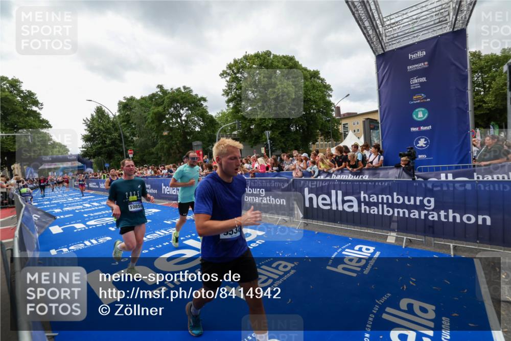 29.06.2025 - hella hamburg halbmarathon Zöllner http://msf.ph/oto/8414942 29.06.2025 10:48:45 Ziel 1094, 2442, 4553, 9538, 10859, 12533, 14511, 15384, 17127 meine-sportfotos.de