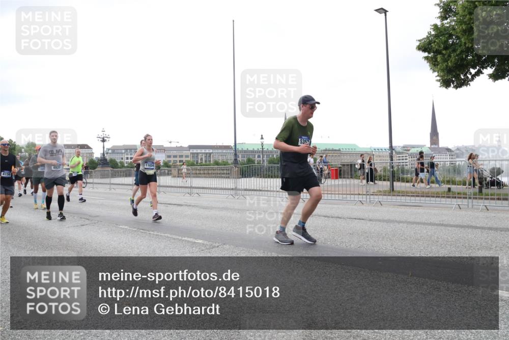 29.06.2025 - hella hamburg halbmarathon Lena Gebhardt http://msf.ph/oto/8415018 29.06.2025 10:51:29 Lombardsbrücke 4156, 4920, 11034, 5352, 1203, 1404, 1478, 1617, 1997, 2202, 2308, 2380, 2484, 2485, 2593, 2736, 2778, 3240, 3934, 3991, 4156, 4652, 4713, 4748, 4808, 4878, 4920, 5286, 5289, 5291, 5357, 5394, 5530, 5716, 5717, 6007, 6091, 6885, 6945, 6947, 6954, 6961, 7012, 7769, 7770, 7771, 7841, 7871, 7992, 8040, 8125, 8399, 8410, 8672, 9166, 9167, 9340, 9462, 9582, 9583, 9763, 10496, 10521, 10830, 11034, 11052, 11252, 11268, 11575, 11875 meine-sportfotos.de