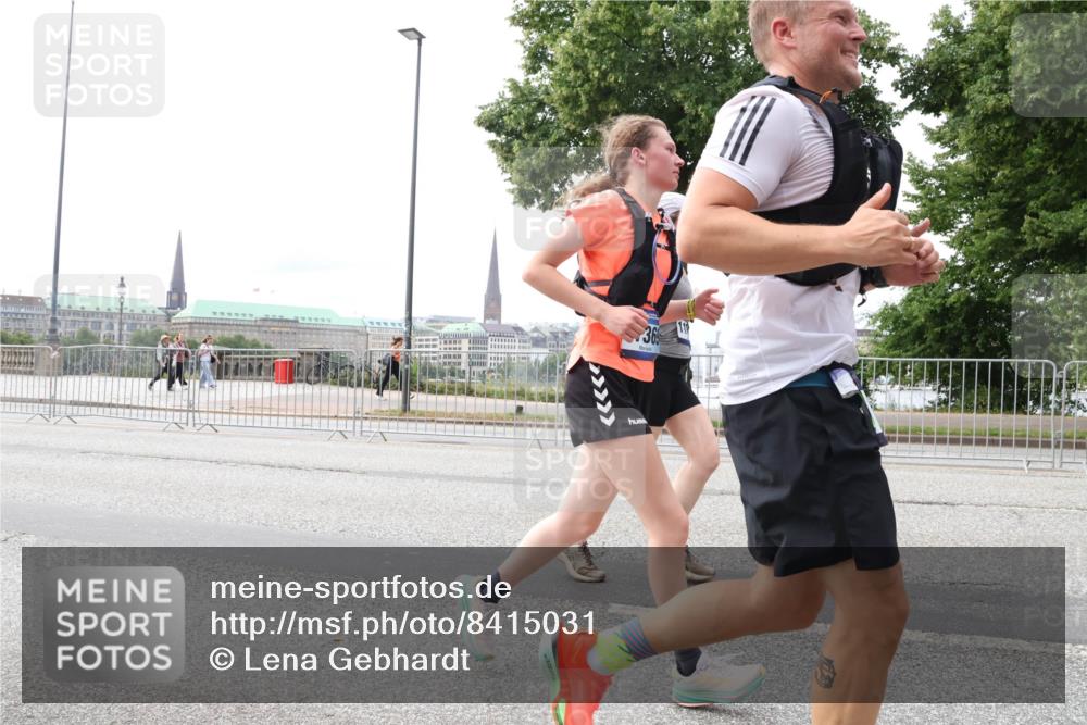29.06.2025 - hella hamburg halbmarathon Lena Gebhardt http://msf.ph/oto/8415031 29.06.2025 10:26:08 Lombardsbrücke 1305, 1479, 1481, 3343, 3617, 3765, 4267, 4268, 4315, 4378, 4797, 5497, 6159, 6663, 7929, 8276, 8306, 8357, 8674, 8881, 8942, 10104, 10219, 11107, 11139, 11596, 11699, 11828, 11859, 12074, 12505, 12826, 12827, 12838, 12945, 12946, 14063, 14179, 14223, 14356, 14726, 14936, 16289, 16354, 16381, 16927, 17369, 17712, 19144 meine-sportfotos.de