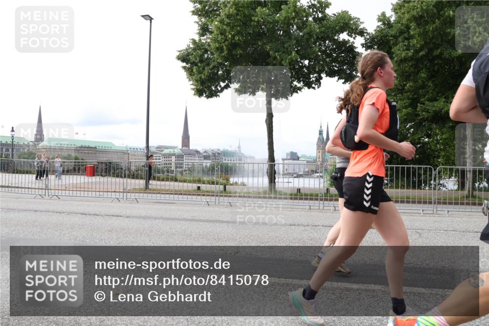 29.06.2025 - hella hamburg halbmarathon Lena Gebhardt http://msf.ph/oto/8415078 29.06.2025 10:26:08 Lombardsbrücke 1305, 1479, 1481, 3343, 3617, 3765, 4267, 4268, 4315, 4378, 4797, 5497, 6159, 6663, 7929, 8276, 8306, 8357, 8674, 8881, 8942, 10104, 10219, 11107, 11139, 11596, 11699, 11828, 11859, 12074, 12505, 12826, 12827, 12838, 12945, 12946, 14063, 14179, 14223, 14356, 14726, 14936, 16289, 16354, 16381, 16927, 17369, 17712, 19144 meine-sportfotos.de