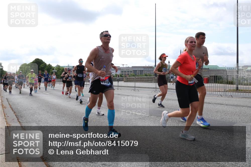29.06.2025 - hella hamburg halbmarathon Lena Gebhardt http://msf.ph/oto/8415079 29.06.2025 10:17:30 Lombardsbrücke 7011, 803, 18060, 1015, 1083, 1137, 1204, 1274, 1298, 1348, 1356, 1458, 1477, 1749, 1795, 2094, 2259, 2305, 2548, 2860, 2908, 3210, 3292, 3464, 3466, 3622, 3802, 3803, 4194, 4218, 4852, 5002, 5023, 5390, 5929, 5930, 5995, 6126, 6128, 6254, 6336, 6352, 6520, 6522, 6786, 7011, 7258, 7291, 7410, 7413, 7445, 7566, 7647, 7844, 7945, 8144, 8210, 8253, 8309, 8351, 8433, 8558, 8895, 8983, 9152, 9259, 9400, 9848 meine-sportfotos.de