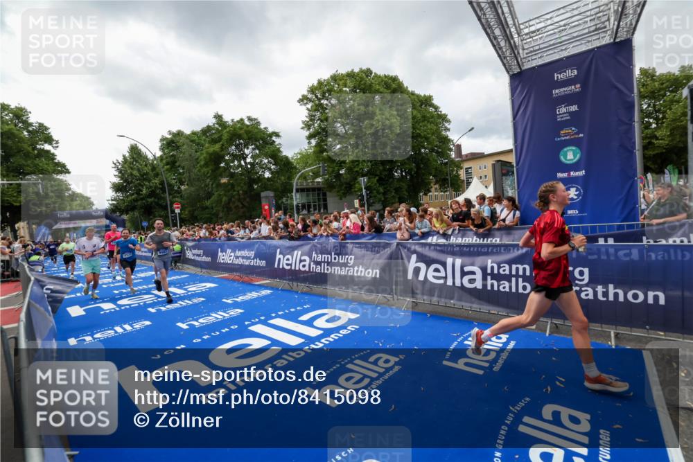 29.06.2025 - hella hamburg halbmarathon Zöllner http://msf.ph/oto/8415098 29.06.2025 10:48:52 Ziel 1094, 1884, 1892, 2442, 9482, 11519, 12421, 12533, 13009, 15309, 16653, 17007, 18873 meine-sportfotos.de