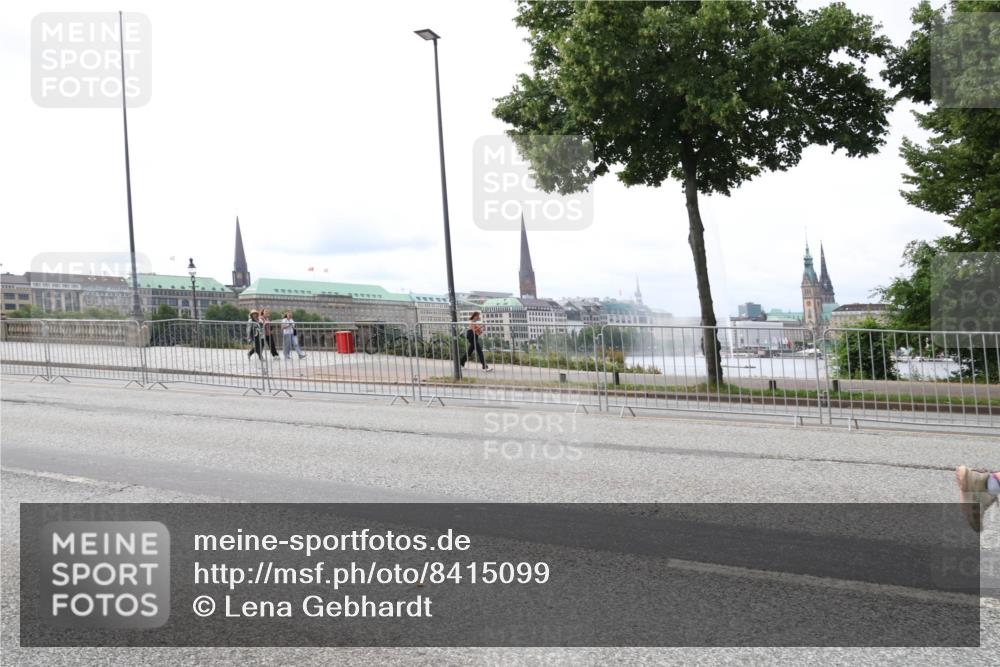 29.06.2025 - hella hamburg halbmarathon Lena Gebhardt http://msf.ph/oto/8415099 29.06.2025 10:26:08 Lombardsbrücke 1305, 1479, 1481, 3343, 3617, 3765, 4267, 4268, 4315, 4378, 4797, 5497, 6159, 6663, 7929, 8276, 8306, 8357, 8674, 8881, 8942, 10104, 10219, 11107, 11139, 11596, 11699, 11828, 11859, 12074, 12505, 12826, 12827, 12838, 12945, 12946, 14063, 14179, 14223, 14356, 14726, 14936, 16289, 16354, 16381, 16927, 17369, 17712, 19144 meine-sportfotos.de