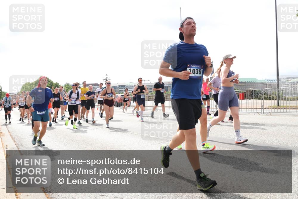 29.06.2025 - hella hamburg halbmarathon Lena Gebhardt http://msf.ph/oto/8415104 29.06.2025 10:42:13 Lombardsbrücke 5136, 12725, 4530, 2145, 1039, 432, 18333, 1039, 1150, 1360, 1624, 1648, 1712, 1752, 1929, 1957, 2069, 2134, 2145, 2523, 2974, 3276, 3326, 3459, 3460, 3568, 3605, 4329, 4353, 4735, 4736, 4885, 4891, 4892, 5403, 5419, 5432, 5671, 5810, 6136, 6137, 6153, 6320, 6430, 6436, 6618, 6828, 6837, 6846, 6917, 7040, 7260, 7357, 7477, 7557, 7666, 7955, 8014, 8300, 8301, 8443, 8459, 8525, 8526, 8712, 8816, 8897, 8908, 9008, 9223, 9370, 9467, 9980, 10027, 10532, 10623 meine-sportfotos.de