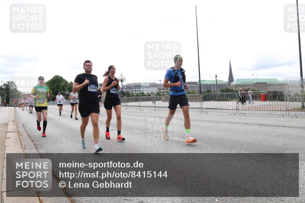 29.06.2025 - hella hamburg halbmarathon Lena Gebhardt http://msf.ph/oto/8415144 29.06.2025 10:26:09 Lombardsbrücke 12946, 19144, 12945, 1300, 1305, 1479, 1481, 3617, 3765, 4267, 4268, 4315, 4378, 4797, 5497, 6159, 6663, 7929, 8276, 8306, 8357, 8674, 8881, 8942, 10104, 10219, 11107, 11139, 11596, 11699, 11828, 11859, 12074, 12505, 12826, 12827, 12838, 12945, 12946, 14063, 14179, 14223, 14356, 14726, 16289, 16354, 16381, 16927, 17369, 17712, 19144 meine-sportfotos.de