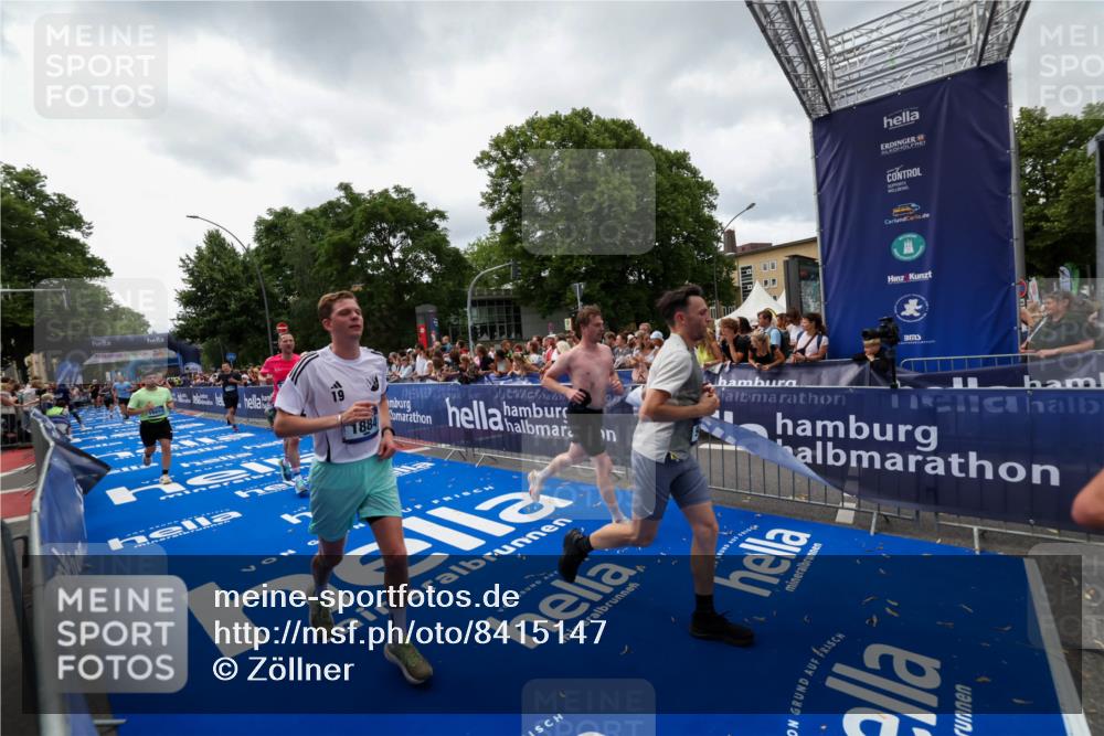 29.06.2025 - hella hamburg halbmarathon Zöllner http://msf.ph/oto/8415147 29.06.2025 10:48:54 Ziel 1884, 1892, 7067, 9482, 9661, 11519, 12421, 12533, 13009, 13976, 15309, 16653, 17007, 18873 meine-sportfotos.de