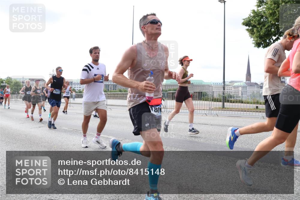 29.06.2025 - hella hamburg halbmarathon Lena Gebhardt http://msf.ph/oto/8415148 29.06.2025 10:17:31 Lombardsbrücke 7011, 3, 80, 1015, 1083, 1137, 1204, 1274, 1298, 1348, 1356, 1458, 1477, 1749, 1795, 2094, 2259, 2305, 2548, 2860, 2908, 3210, 3292, 3464, 3466, 3802, 3803, 4194, 4218, 4852, 5002, 5023, 5390, 5611, 5733, 5929, 5930, 5995, 6126, 6128, 6254, 6336, 6352, 6520, 6522, 6786, 7011, 7258, 7291, 7410, 7413, 7445, 7566, 7647, 7844, 7945, 8144, 8210, 8253, 8309, 8351, 8433, 8558, 8895, 8983, 9152, 9259, 9400, 9798, 9848 meine-sportfotos.de