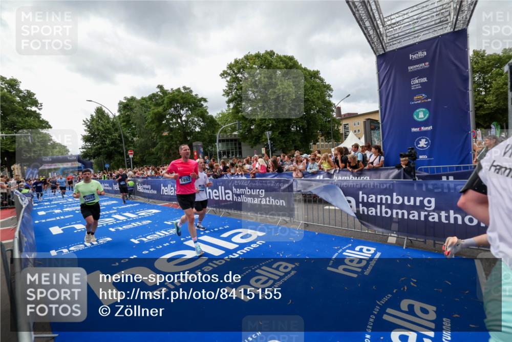 29.06.2025 - hella hamburg halbmarathon Zöllner http://msf.ph/oto/8415155 29.06.2025 10:48:55 Ziel 1884, 1892, 7067, 9482, 9661, 11519, 12421, 13009, 13976, 15309, 16653, 17007, 18873 meine-sportfotos.de