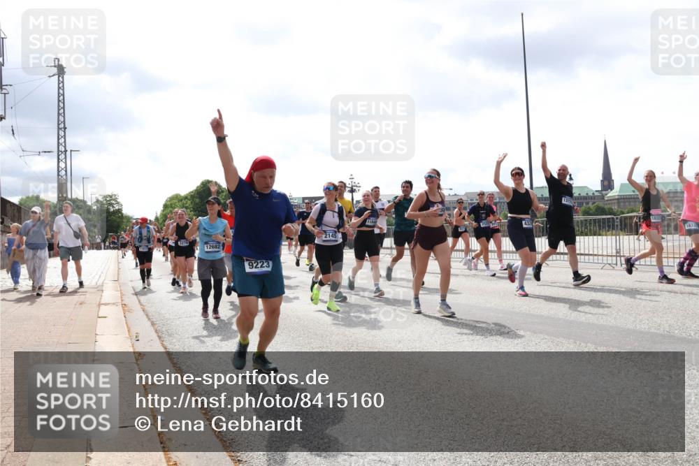29.06.2025 - hella hamburg halbmarathon Lena Gebhardt http://msf.ph/oto/8415160 29.06.2025 10:42:13 Lombardsbrücke 3276, 12682, 9223, 2145, 11840, 1833, 1039, 1150, 1360, 1624, 1648, 1712, 1752, 1929, 1957, 2069, 2134, 2145, 2523, 2974, 3276, 3326, 3459, 3460, 3568, 3605, 4329, 4353, 4735, 4736, 4885, 4891, 4892, 5403, 5419, 5432, 5671, 5810, 6136, 6137, 6153, 6320, 6430, 6436, 6618, 6828, 6837, 6846, 6917, 7040, 7260, 7357, 7477, 7557, 7666, 7955, 8014, 8300, 8301, 8443, 8459, 8525, 8526, 8712, 8816, 8897, 8908, 9008, 9223, 9370, 9467, 9980, 10027, 10532, 10623 meine-sportfotos.de