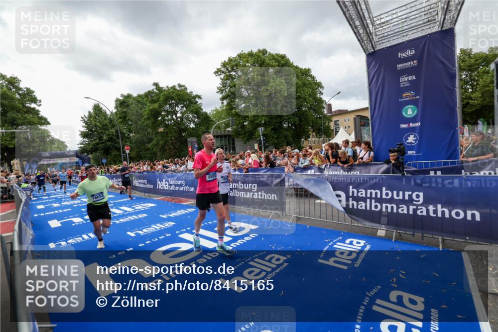 29.06.2025 - hella hamburg halbmarathon Zöllner http://msf.ph/oto/8415165 29.06.2025 10:48:55 Ziel 1884, 1892, 7067, 9482, 9661, 11519, 12421, 13009, 13976, 15309, 16653, 17007, 18873 meine-sportfotos.de