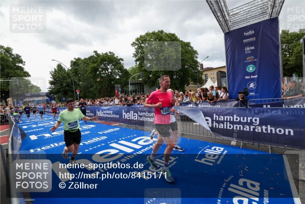 29.06.2025 - hella hamburg halbmarathon Zöllner http://msf.ph/oto/8415171 29.06.2025 10:48:56 Ziel 1892, 3213, 7067, 9661, 12421, 12534, 13009, 13976, 15309, 16653, 17007, 18873 meine-sportfotos.de