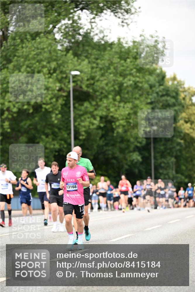 29.06.2025 - hella hamburg halbmarathon Dr. Thomas Lammeyer http://msf.ph/oto/8415184 29.06.2025 10:45:13 Kennedybrücke 1018, 1075, 1323, 2042, 2299, 3293, 3306, 3432, 4612, 4906, 5059, 5753, 6076, 6098, 6163, 6806, 7108, 7293, 7585, 7956, 8378, 8429, 8430, 8878, 9237, 9946, 9962, 10166, 10920, 10940, 11053, 11176 meine-sportfotos.de