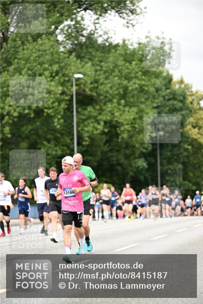 29.06.2025 - hella hamburg halbmarathon Dr. Thomas Lammeyer http://msf.ph/oto/8415187 29.06.2025 10:45:13 Kennedybrücke 1018, 1075, 1323, 2042, 2299, 3293, 3306, 3432, 4612, 4906, 5059, 5753, 6076, 6098, 6163, 6806, 7108, 7293, 7585, 7956, 8378, 8429, 8430, 8878, 9237, 9946, 9962, 10166, 10920, 10940, 11053, 11176 meine-sportfotos.de