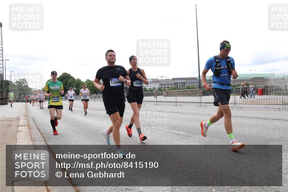 29.06.2025 - hella hamburg halbmarathon Lena Gebhardt http://msf.ph/oto/8415190 29.06.2025 10:26:09 Lombardsbrücke 12946, 12945, 19144, 1300, 1305, 1479, 1481, 3617, 3765, 4267, 4268, 4315, 4378, 4797, 5497, 6159, 6663, 7929, 8276, 8306, 8357, 8674, 8881, 8942, 10104, 10219, 11107, 11139, 11596, 11699, 11828, 11859, 12074, 12505, 12826, 12827, 12838, 12945, 12946, 14063, 14179, 14223, 14356, 14726, 16289, 16354, 16381, 16927, 17369, 17712, 19144 meine-sportfotos.de