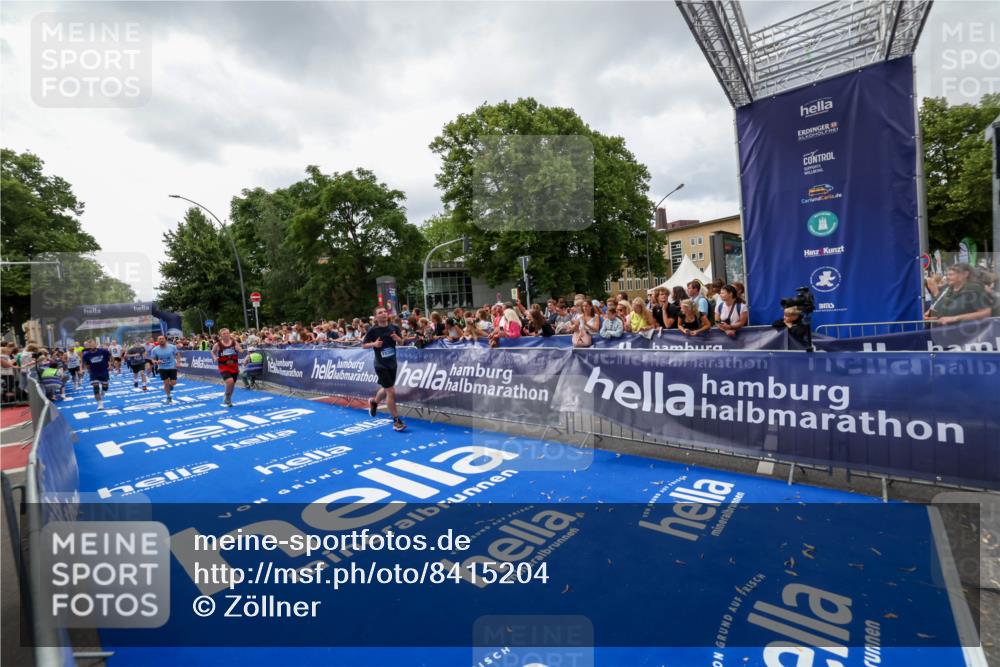 29.06.2025 - hella hamburg halbmarathon Zöllner http://msf.ph/oto/8415204 29.06.2025 10:48:57 Ziel 2260, 3213, 3985, 7067, 8889, 9661, 12421, 12534, 13009, 13183, 13976, 15309, 16653, 18873 meine-sportfotos.de