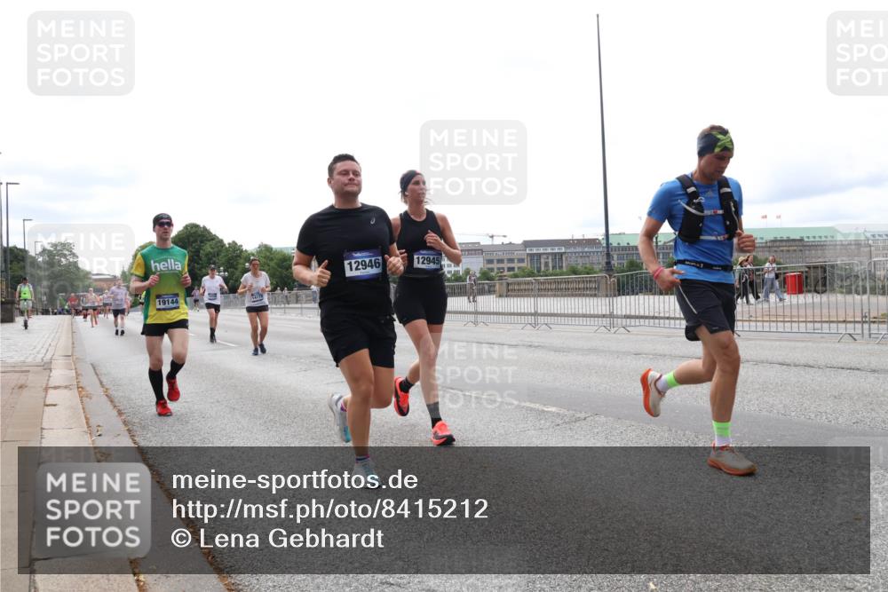 29.06.2025 - hella hamburg halbmarathon Lena Gebhardt http://msf.ph/oto/8415212 29.06.2025 10:26:10 Lombardsbrücke 19144, 12946, 12945, 1300, 1479, 1481, 3617, 3765, 4267, 4268, 4315, 4378, 4797, 4844, 5497, 6159, 6663, 6905, 7929, 8276, 8306, 8357, 8674, 8881, 8942, 10104, 10219, 11107, 11139, 11596, 11699, 11828, 11859, 12074, 12505, 12826, 12827, 12838, 12945, 12946, 14063, 14179, 14223, 14356, 14726, 16289, 16354, 16381, 16927, 17369, 17712, 19144 meine-sportfotos.de
