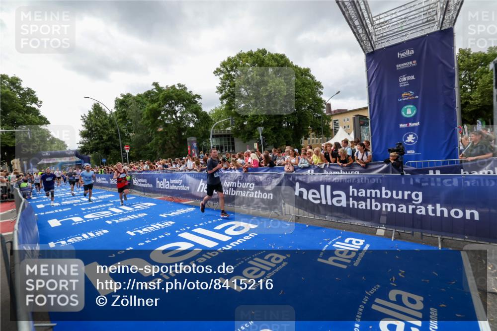 29.06.2025 - hella hamburg halbmarathon Zöllner http://msf.ph/oto/8415216 29.06.2025 10:48:57 Ziel 2260, 3213, 3985, 7067, 8889, 9661, 12421, 12534, 13009, 13183, 13976, 15309, 16653, 18873 meine-sportfotos.de