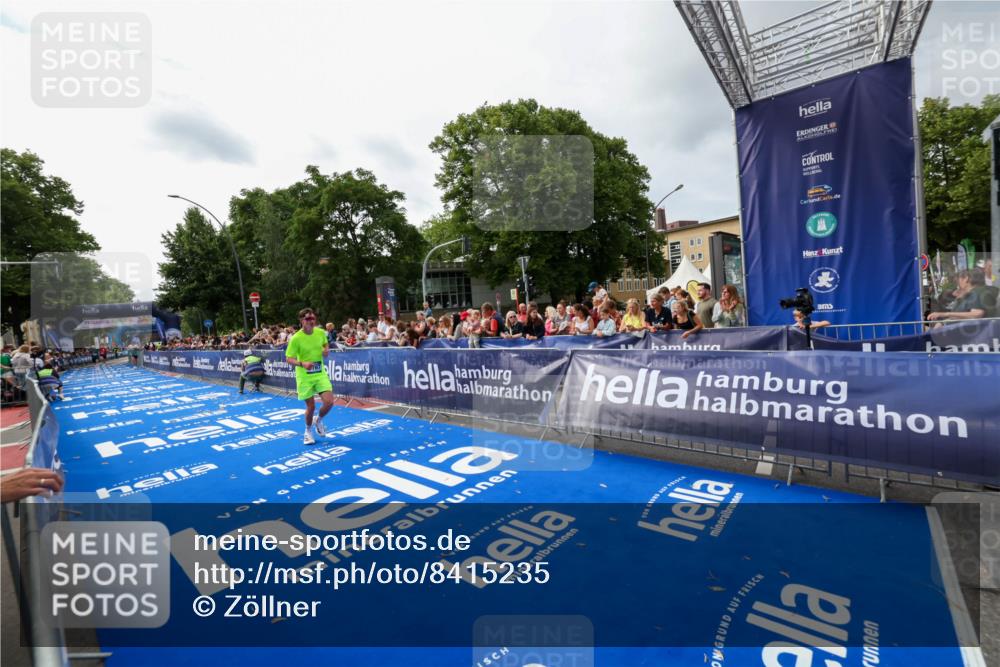 29.06.2025 - hella hamburg halbmarathon Zöllner http://msf.ph/oto/8415235 29.06.2025 10:26:03 Ziel 9767, 13779, 17003 meine-sportfotos.de