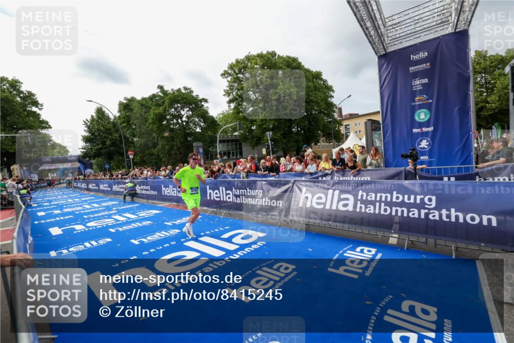 29.06.2025 - hella hamburg halbmarathon Zöllner http://msf.ph/oto/8415245 29.06.2025 10:26:04 Ziel 9767, 13779, 17003 meine-sportfotos.de