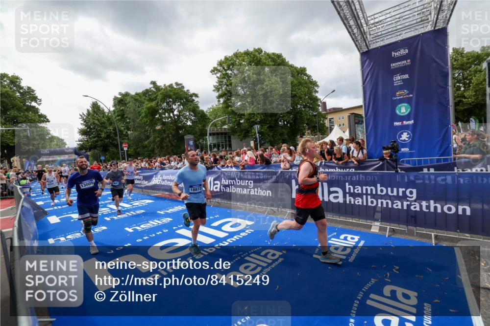 29.06.2025 - hella hamburg halbmarathon Zöllner http://msf.ph/oto/8415249 29.06.2025 10:49:00 Ziel 1381, 1452, 2260, 3213, 3985, 7067, 8821, 8889, 9661, 9695, 12421, 12534, 13009, 13183, 13688, 13976, 18873 meine-sportfotos.de