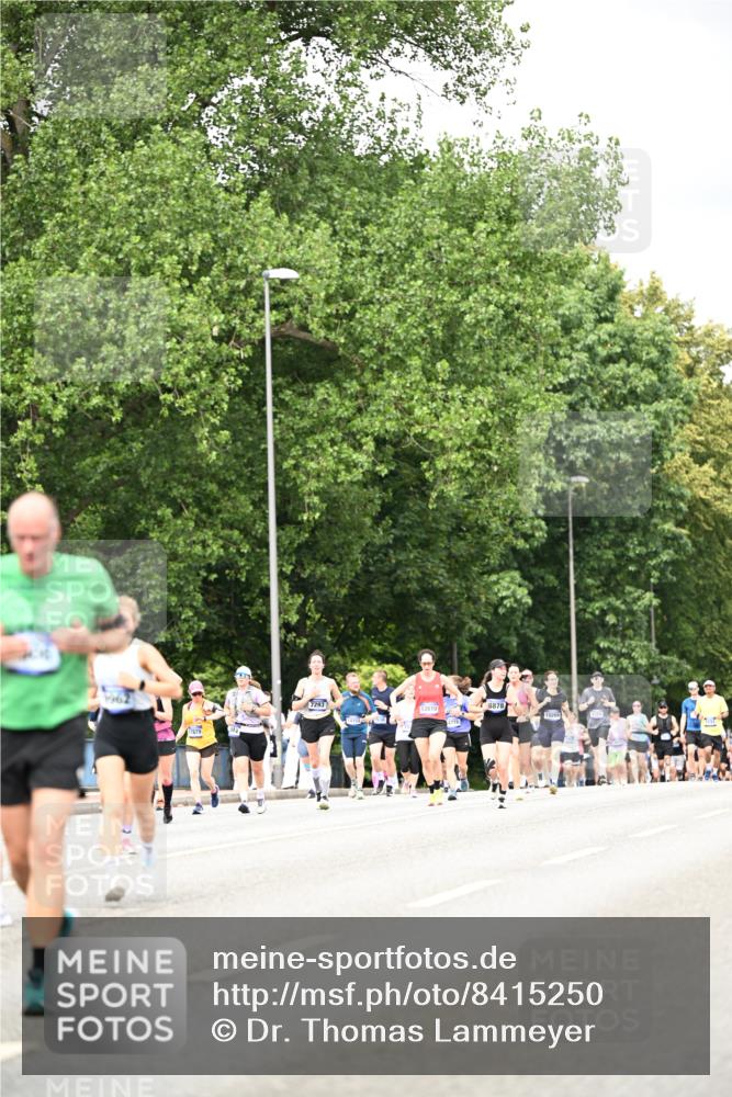 29.06.2025 - hella hamburg halbmarathon Dr. Thomas Lammeyer http://msf.ph/oto/8415250 29.06.2025 10:45:15 Kennedybrücke 1018, 1075, 1323, 2042, 2299, 3293, 3306, 4044, 4906, 5059, 5753, 6076, 6098, 6163, 6806, 7108, 7293, 7585, 7829, 7956, 8378, 8429, 8430, 8878, 9237, 9946, 9962, 10269, 10920, 10940, 11053, 11176 meine-sportfotos.de