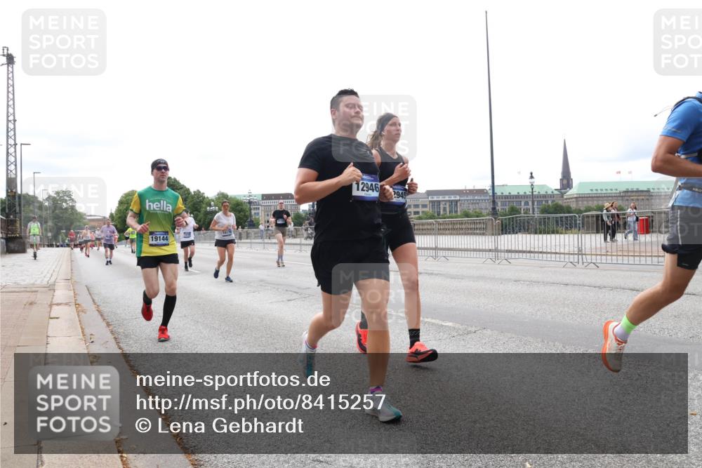 29.06.2025 - hella hamburg halbmarathon Lena Gebhardt http://msf.ph/oto/8415257 29.06.2025 10:26:10 Lombardsbrücke 12946, 19144, 2945, 1300, 1479, 1481, 3617, 3765, 4267, 4268, 4315, 4378, 4797, 4844, 5497, 6159, 6663, 6905, 7929, 8276, 8306, 8357, 8674, 8881, 8942, 10104, 10219, 11107, 11139, 11596, 11699, 11828, 11859, 12074, 12505, 12826, 12827, 12838, 12945, 12946, 14063, 14179, 14223, 14356, 14726, 16289, 16354, 16381, 16927, 17369, 17712, 19144 meine-sportfotos.de