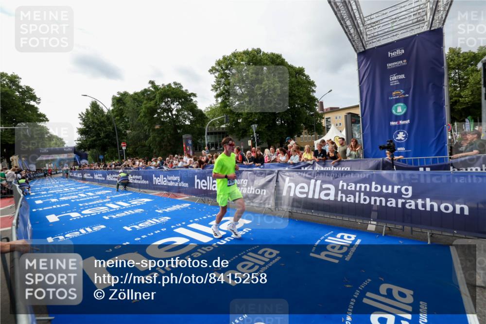 29.06.2025 - hella hamburg halbmarathon Zöllner http://msf.ph/oto/8415258 29.06.2025 10:26:04 Ziel 9767, 13779, 17003 meine-sportfotos.de