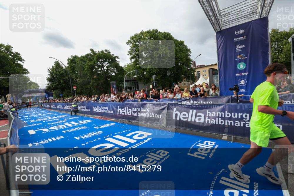 29.06.2025 - hella hamburg halbmarathon Zöllner http://msf.ph/oto/8415279 29.06.2025 10:26:05 Ziel 9767, 13779, 17003 meine-sportfotos.de