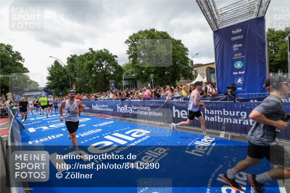 29.06.2025 - hella hamburg halbmarathon Zöllner http://msf.ph/oto/8415290 29.06.2025 10:49:02 Ziel 1381, 1452, 2260, 3213, 3985, 7067, 7297, 8302, 8821, 8889, 9661, 9695, 12534, 13183, 13688, 13976, 17632 meine-sportfotos.de
