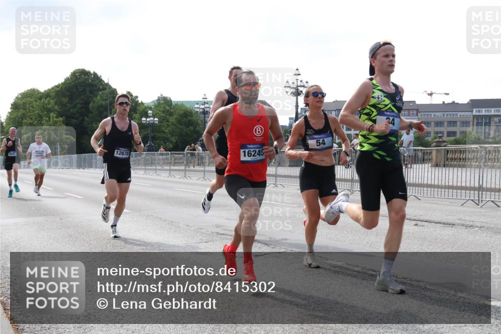29.06.2025 - hella hamburg halbmarathon Lena Gebhardt http://msf.ph/oto/8415302 29.06.2025 09:40:14 Lombardsbrücke 9447, 12678, 16245, 54, 34, 34, 35, 52, 53, 54, 2144, 2659, 3720, 6380, 6530, 9255, 9447, 10650, 11678, 12678, 14302, 14717, 14933, 15495, 16068, 16120, 16245, 16988, 17402, 19075 meine-sportfotos.de