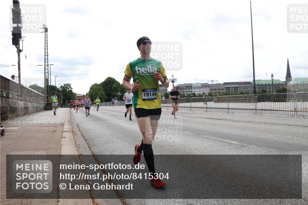29.06.2025 - hella hamburg halbmarathon Lena Gebhardt http://msf.ph/oto/8415304 29.06.2025 10:26:11 Lombardsbrücke 19144, 1300, 1479, 1481, 3617, 3765, 4267, 4268, 4315, 4378, 4797, 4844, 5497, 6159, 6663, 6905, 7929, 8276, 8306, 8357, 8674, 8881, 8942, 10104, 10219, 11107, 11139, 11596, 11699, 11828, 11859, 12074, 12505, 12826, 12827, 12838, 12945, 12946, 13264, 14063, 14179, 14223, 14356, 14726, 14930, 16354, 16927, 17369, 17712, 19144 meine-sportfotos.de