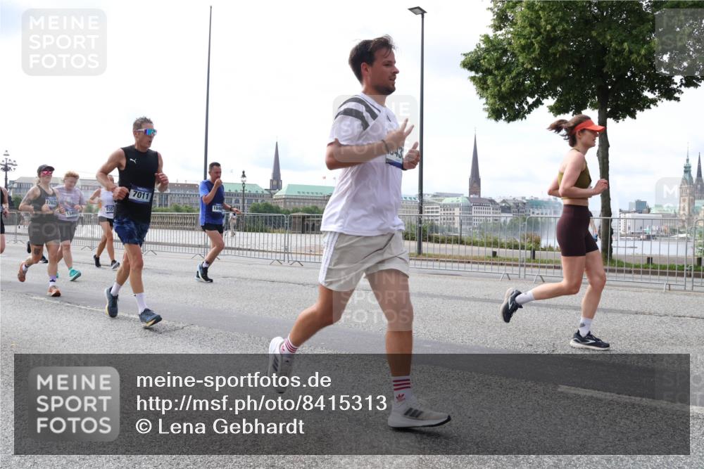29.06.2025 - hella hamburg halbmarathon Lena Gebhardt http://msf.ph/oto/8415313 29.06.2025 10:17:32 Lombardsbrücke 17628, 835, 7011, 1846, 1015, 1083, 1137, 1204, 1274, 1298, 1348, 1356, 1458, 1477, 1749, 1795, 2094, 2259, 2305, 2548, 2860, 2908, 3138, 3210, 3292, 3464, 3466, 3802, 3803, 4194, 4218, 4852, 5002, 5023, 5390, 5611, 5733, 5929, 5930, 5995, 6126, 6128, 6254, 6336, 6352, 6520, 6522, 6786, 7011, 7258, 7291, 7410, 7413, 7445, 7566, 7647, 7844, 7945, 8144, 8210, 8253, 8309, 8351, 8433, 8558, 8895, 8983, 9152, 9259, 9400, 9798, 9848 meine-sportfotos.de
