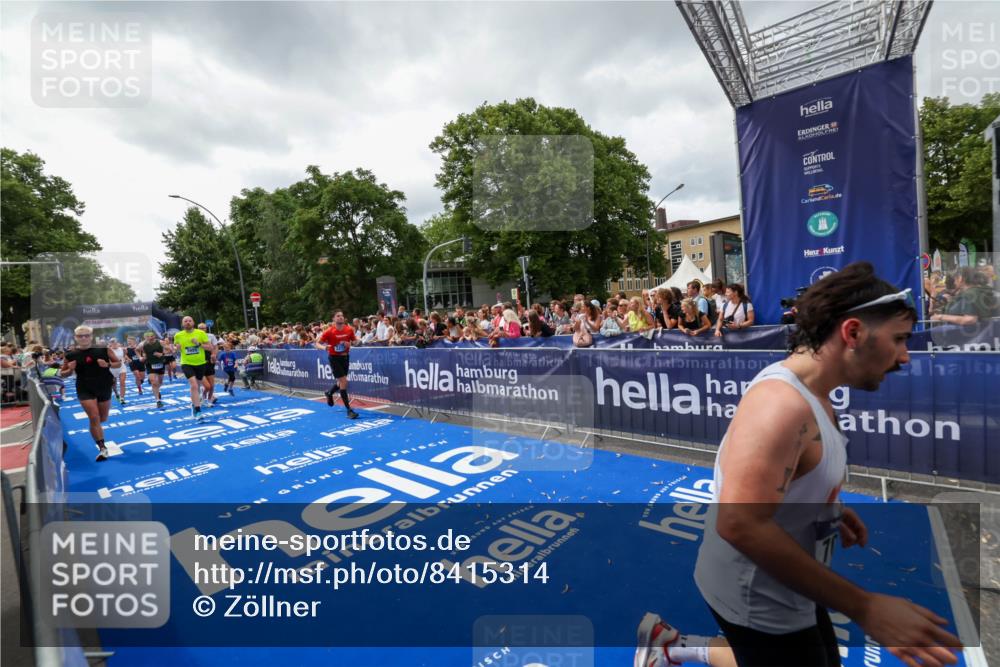 29.06.2025 - hella hamburg halbmarathon Zöllner http://msf.ph/oto/8415314 29.06.2025 10:49:03 Ziel 1381, 1452, 2260, 3213, 3985, 7067, 7297, 8302, 8821, 8889, 9695, 12534, 13183, 13614, 13688, 16627, 17632 meine-sportfotos.de