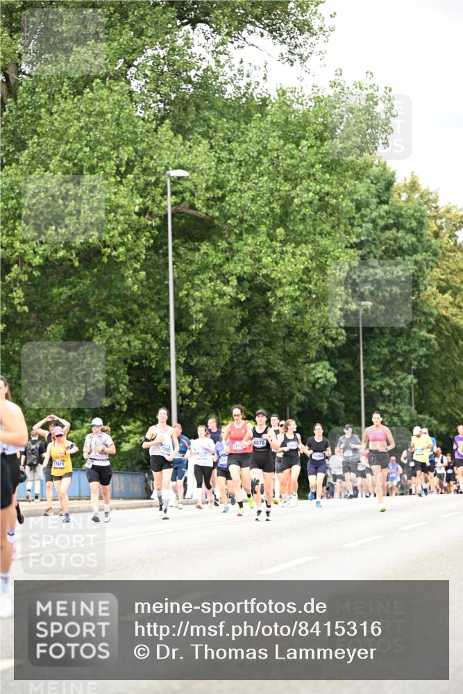 29.06.2025 - hella hamburg halbmarathon Dr. Thomas Lammeyer http://msf.ph/oto/8415316 29.06.2025 10:45:17 Kennedybrücke 1018, 1075, 1323, 2042, 3293, 3306, 4044, 4906, 5753, 6076, 6088, 6098, 6163, 6806, 7108, 7293, 7585, 7829, 7956, 8378, 8429, 8430, 8878, 9237, 9962, 10269, 10644, 10920, 10940, 11053, 11176 meine-sportfotos.de