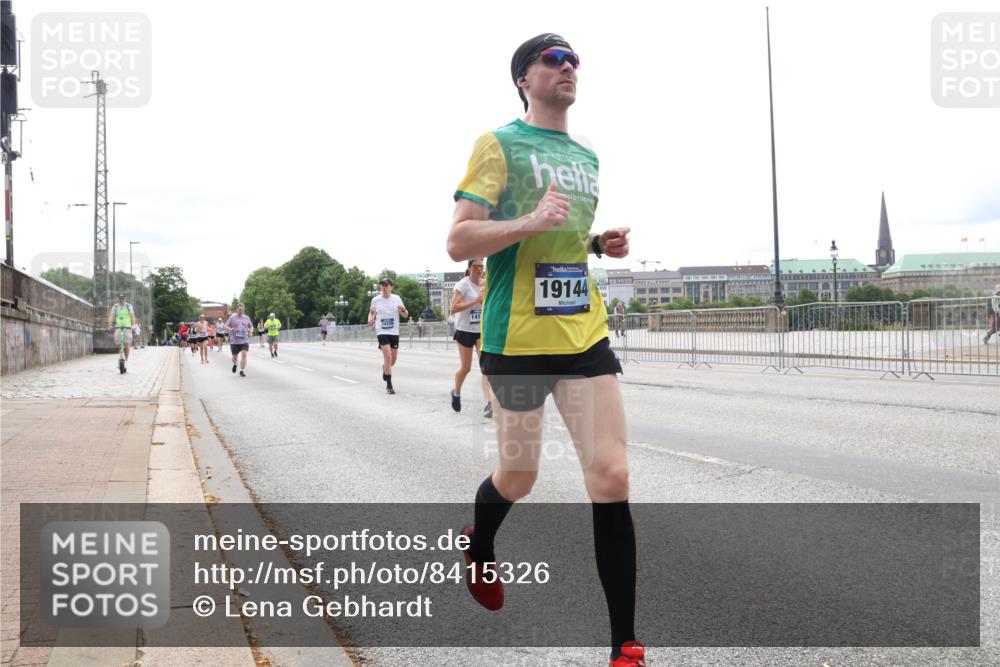 29.06.2025 - hella hamburg halbmarathon Lena Gebhardt http://msf.ph/oto/8415326 29.06.2025 10:26:11 Lombardsbrücke 19144, 1300, 1479, 1481, 3617, 3765, 4267, 4268, 4315, 4378, 4797, 4844, 5497, 6159, 6663, 6905, 7929, 8276, 8306, 8357, 8674, 8881, 8942, 10104, 10219, 11107, 11139, 11596, 11699, 11828, 11859, 12074, 12505, 12826, 12827, 12838, 12945, 12946, 13264, 14063, 14179, 14223, 14356, 14726, 14930, 16354, 16927, 17369, 17712, 19144 meine-sportfotos.de