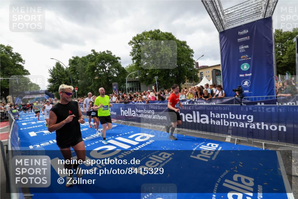 29.06.2025 - hella hamburg halbmarathon Zöllner http://msf.ph/oto/8415329 29.06.2025 10:49:04 Ziel 1381, 1452, 2260, 3213, 3985, 4847, 4890, 7297, 8302, 8821, 8889, 9695, 12534, 13183, 13614, 13688, 16627, 17632 meine-sportfotos.de