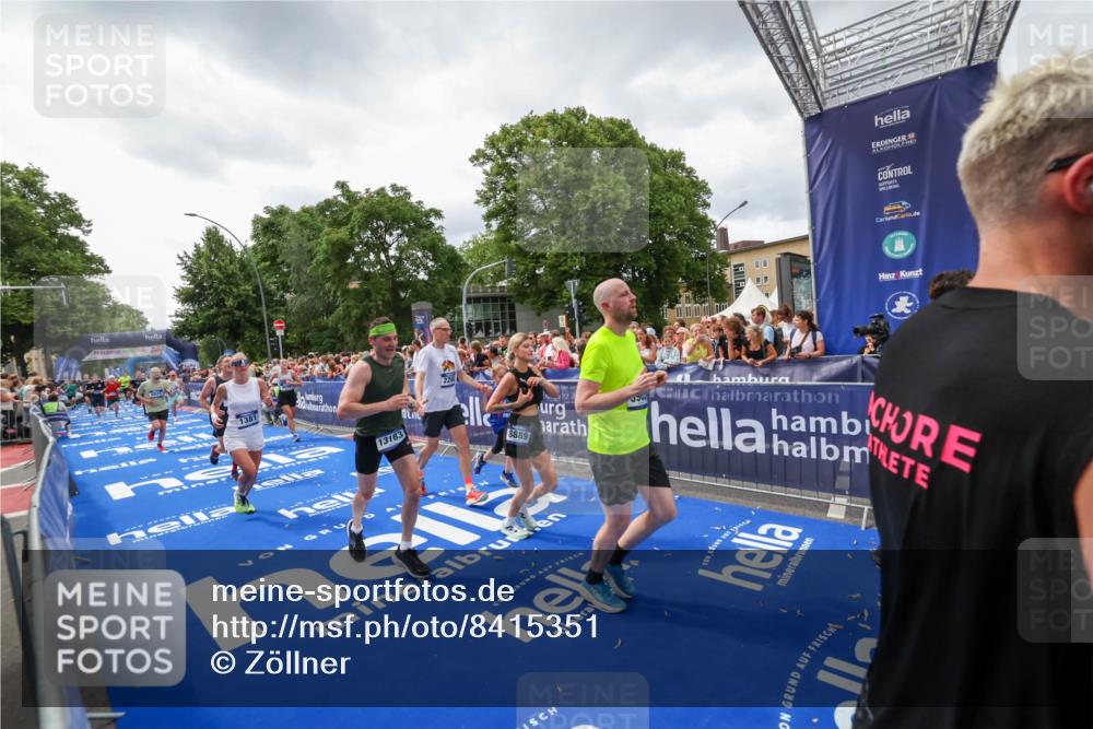 29.06.2025 - hella hamburg halbmarathon Zöllner http://msf.ph/oto/8415351 29.06.2025 10:49:05 Ziel 1381, 1452, 2260, 3213, 3985, 4847, 4890, 7297, 8302, 8821, 8889, 9695, 12534, 13183, 13614, 13688, 16627, 17632 meine-sportfotos.de