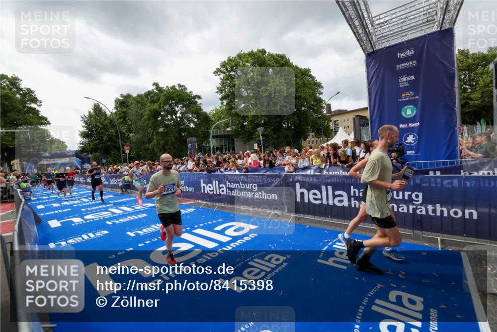 29.06.2025 - hella hamburg halbmarathon Zöllner http://msf.ph/oto/8415398 29.06.2025 10:49:08 Ziel 4832, 4847, 4890, 6389, 7297, 8302, 8821, 9695, 13614, 13688, 16627, 17173, 17632, 18598 meine-sportfotos.de