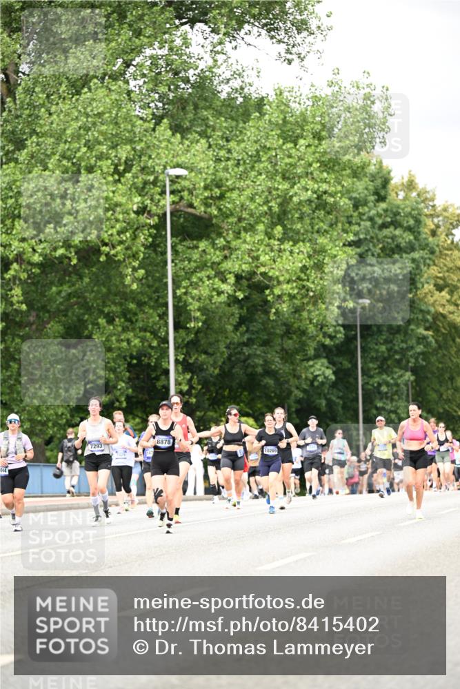 29.06.2025 - hella hamburg halbmarathon Dr. Thomas Lammeyer http://msf.ph/oto/8415402 29.06.2025 10:45:20 Kennedybrücke 1018, 1075, 1323, 1731, 3306, 4044, 4638, 4906, 5549, 5753, 6076, 6088, 6098, 6163, 6806, 7293, 7585, 7829, 7956, 8429, 8430, 8878, 9237, 9962, 10269, 10644, 10920, 10940, 11053, 11176 meine-sportfotos.de