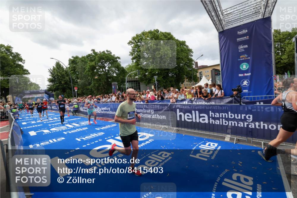 29.06.2025 - hella hamburg halbmarathon Zöllner http://msf.ph/oto/8415403 29.06.2025 10:49:08 Ziel 4832, 4847, 4890, 6389, 7297, 8302, 8821, 9695, 13614, 13688, 16627, 17173, 17632, 18598 meine-sportfotos.de