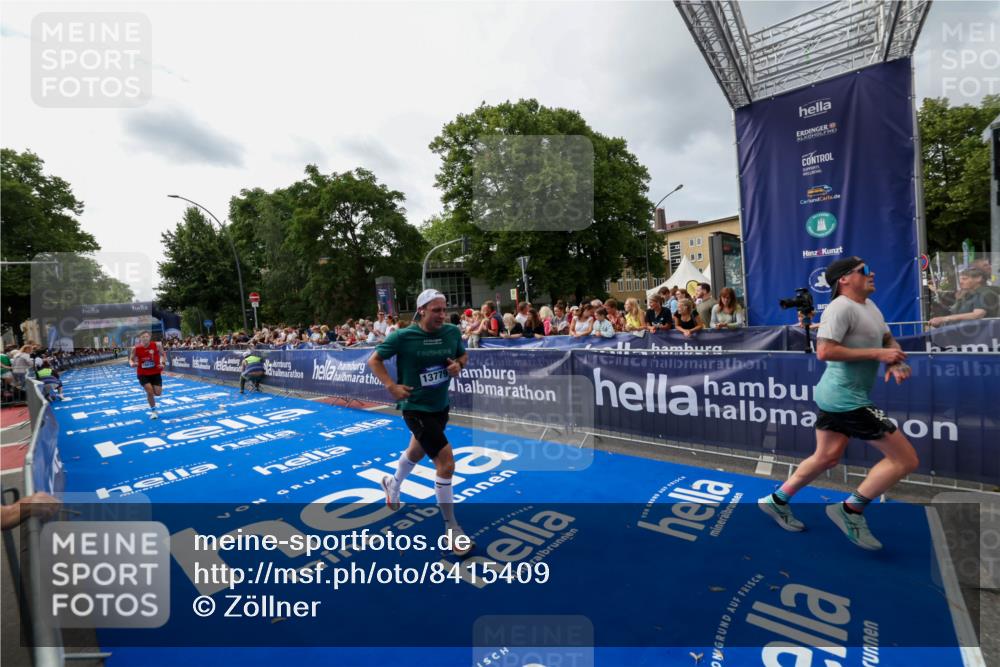 29.06.2025 - hella hamburg halbmarathon Zöllner http://msf.ph/oto/8415409 29.06.2025 10:26:11 Ziel 13779, 16615, 17003 meine-sportfotos.de